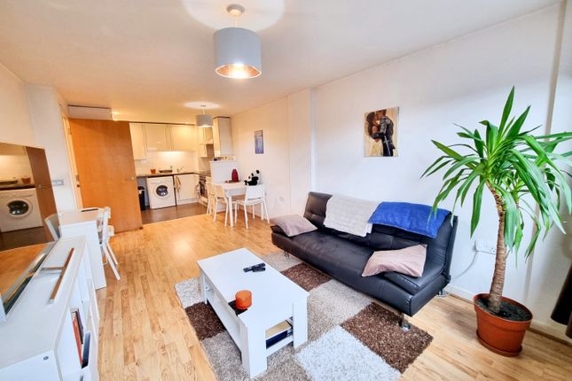 Flat to rent in Ibex House, Stratford