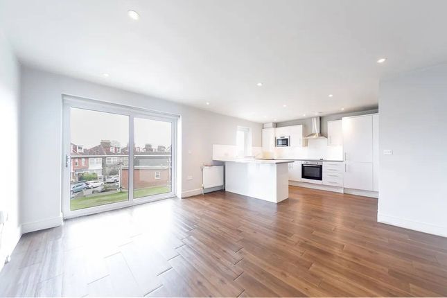 Flat to rent in Claremont Avenue, New Malden