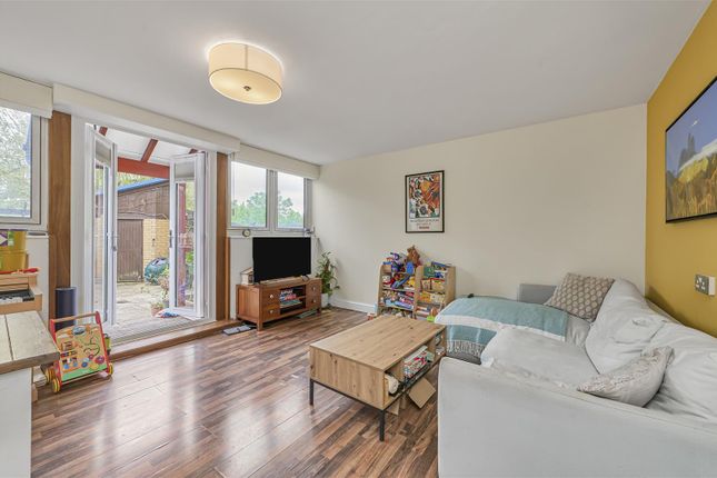 Flat 19, Youngs Court, Charlotte Despard Avenue, London photo 2