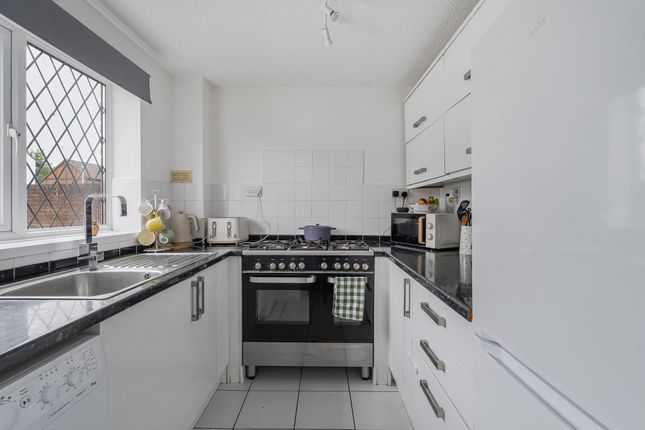 21 Kestrel Drive, Swindon photo 2