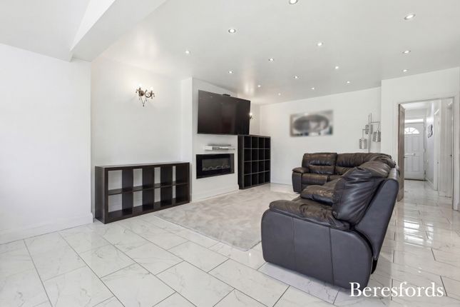 61, Newbury Gardens, Upminster photo 4