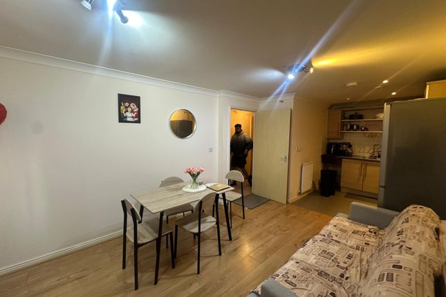 Flat 8, Salisbury House, Watford photo 4