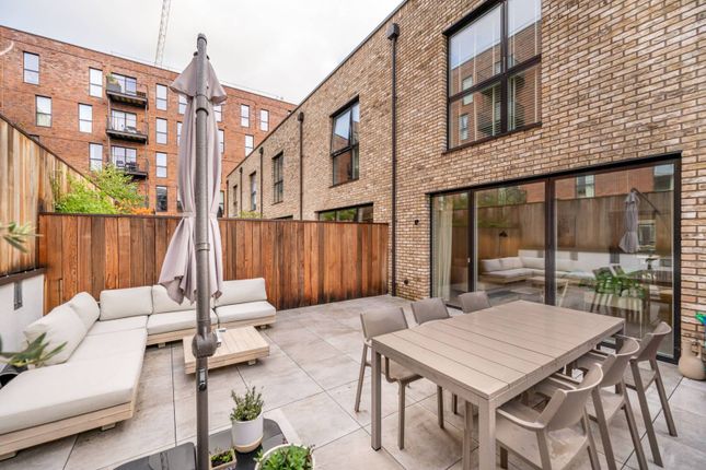 Terraced house to rent in Hackney Wick, Hackney Wick, London