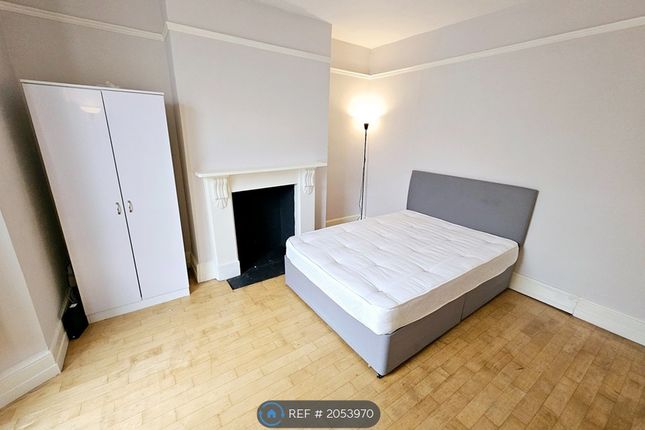 Thumbnail Room to rent in Clapham, London