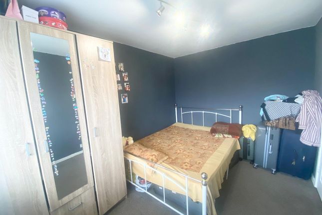 38, Cedar Close, Leeds photo 3