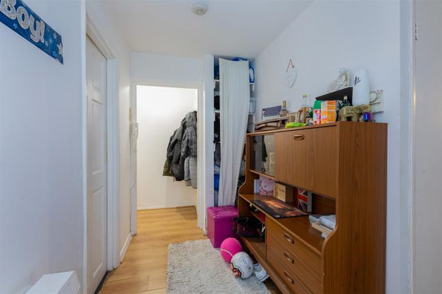 Flat for sale in Boarlands Close, Cippenham, Slough