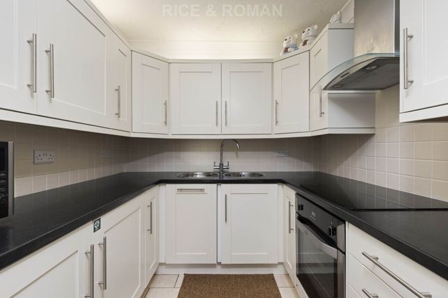 3 Badgers Court, The Grove, Epsom photo 3