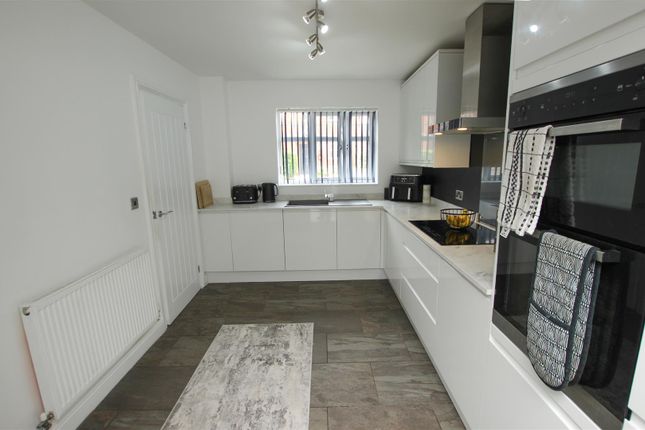 40, Bracken Way, Doncaster photo 3
