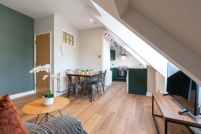 20Kgf4 - Living Area/Kitchen