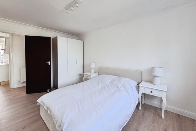 Highlands Court, 15, London Road, Leigh-On-Sea photo 2