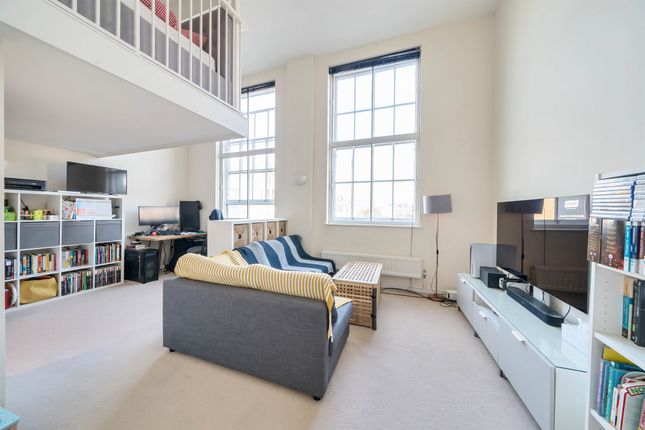 Flat for sale in Garratt Lane, London