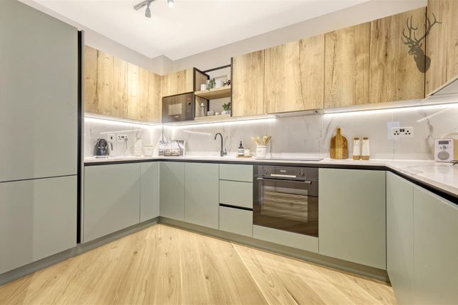 Flat to rent in 46 High Road, London