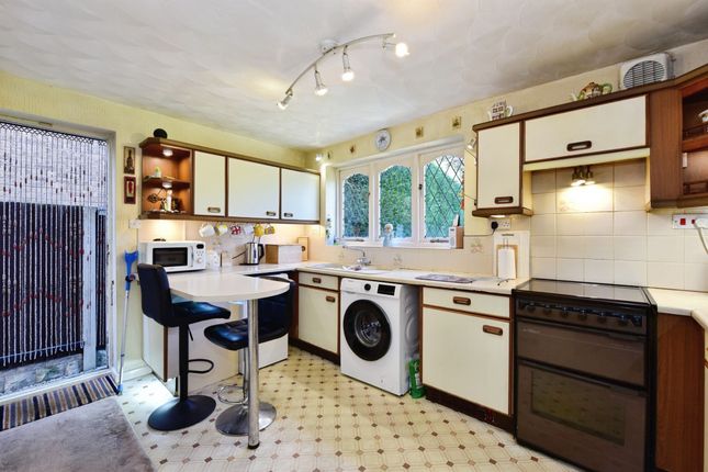 4, Wychwood Glen, Sheffield photo 3