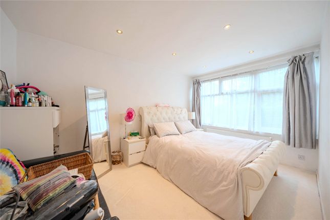 27, High Moor Court, West Yorkshire photo 4