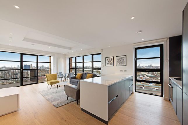 Thumbnail Flat for sale in Amelia House, London City Island