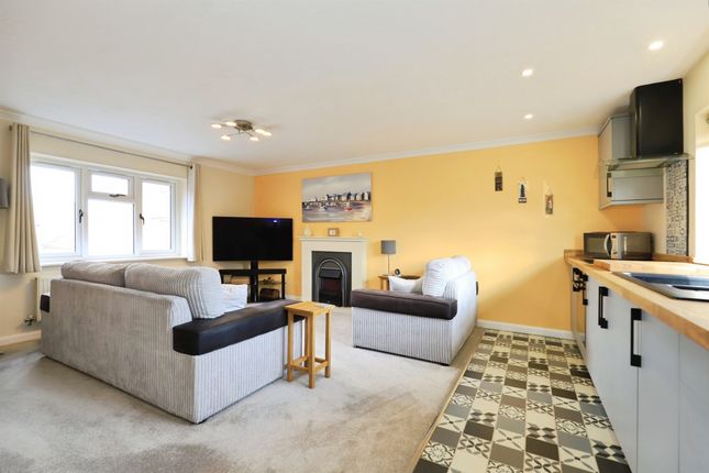 6, Tutors Way, Kidderminster photo 2