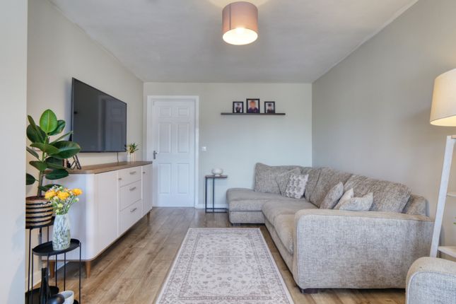 12 Highland Close, Stewarton, Kilmarnock photo 4
