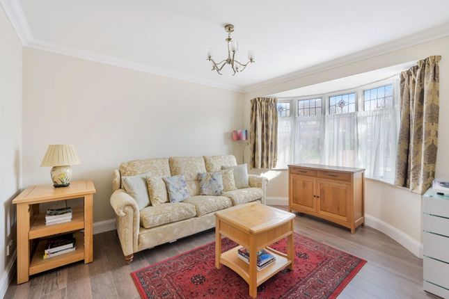 81 Walsingham Gardens, Epsom photo 4