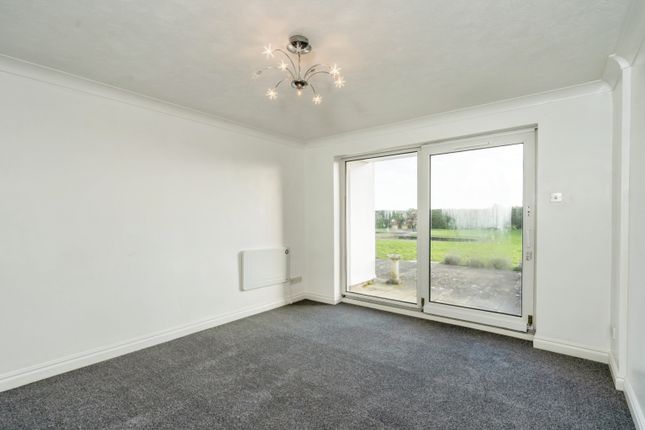 Flat 9/St. Catherines Court, 390 Sea Front, Hayling Island photo 2