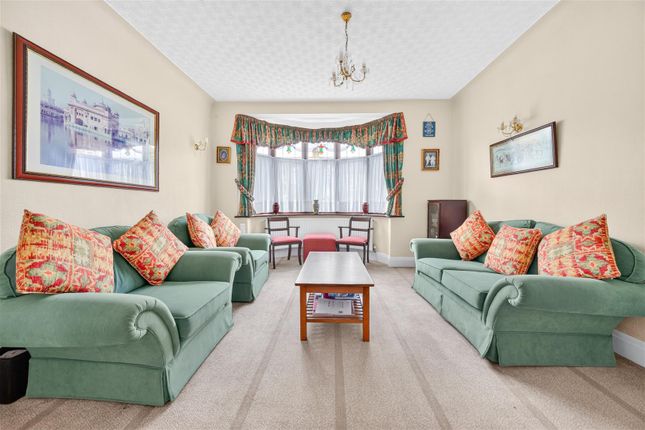 28, Bergholt Avenue, Ilford photo 3