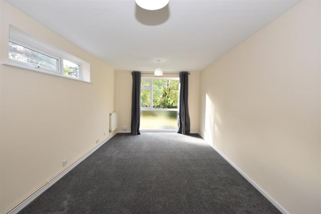 Flat 5, Glen Eagles, Aurum Close, Horley photo 2