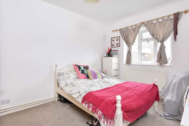 Flat 36, Rokeby House, Lochinvar Street, London photo 4