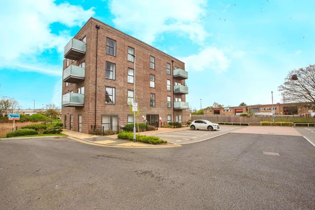 Thumbnail Flat for sale in Carrowmore Close, West Thurrock, Grays