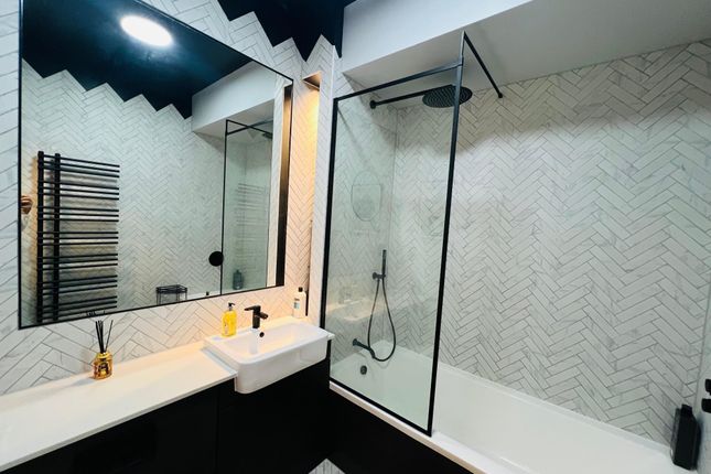 Flat 18 , High Road, London photo 3