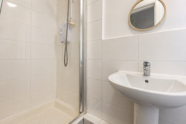 Flat A, 265, Wick Road, London photo 2