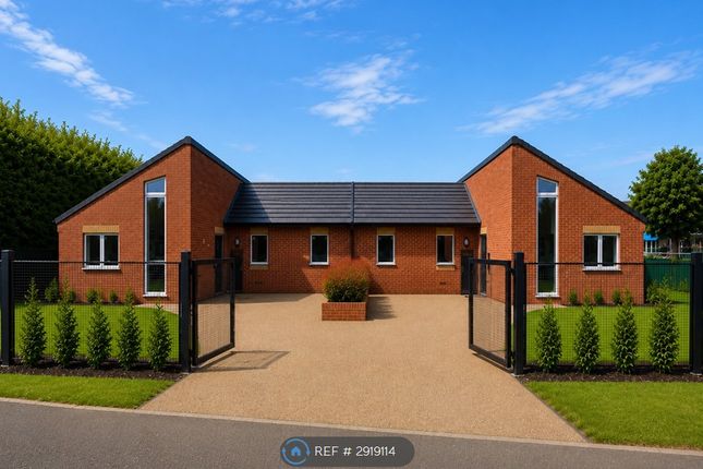 2-bed house on South View Avenue, Swindon, £1,700/mo