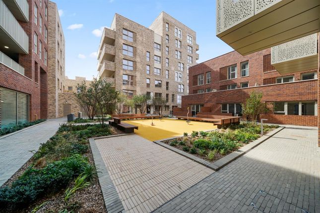 37, Starling Court, 1 West Way, London photo 3