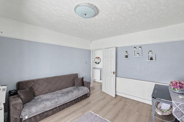 87, Crest Drive, Enfield photo 3
