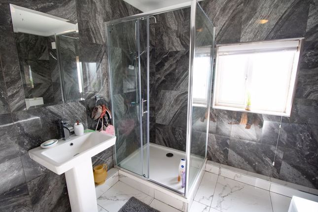Family Bathroom (Upper Floor)
