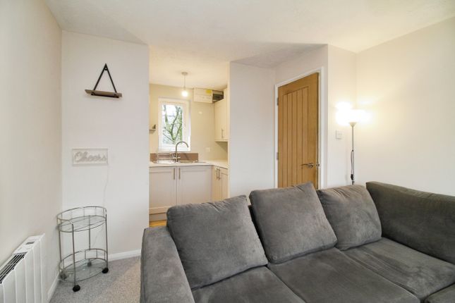 182, Dale Close, Colchester photo 4
