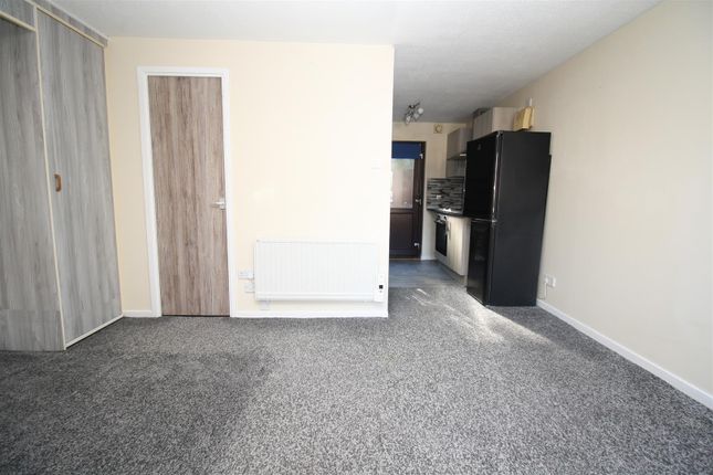 32, Pettingrew Close, Milton Keynes photo 2