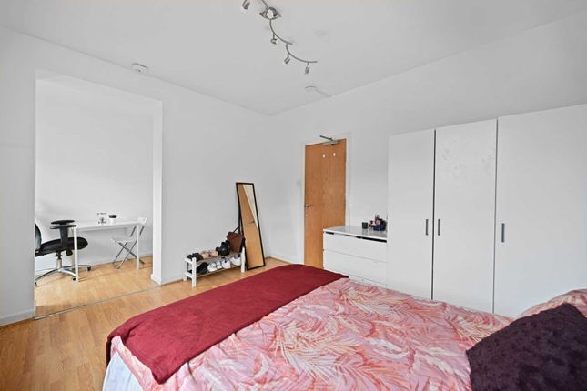 Flat to rent in Sir Alexander Road, Acton