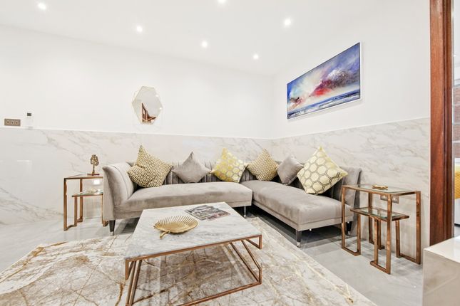 Flat 15, Cumberland Court, 7-13, Great Cumberland Place, London photo 3