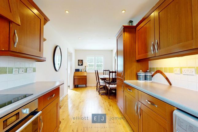 5, St. Nicholas Place, Loughton photo 2