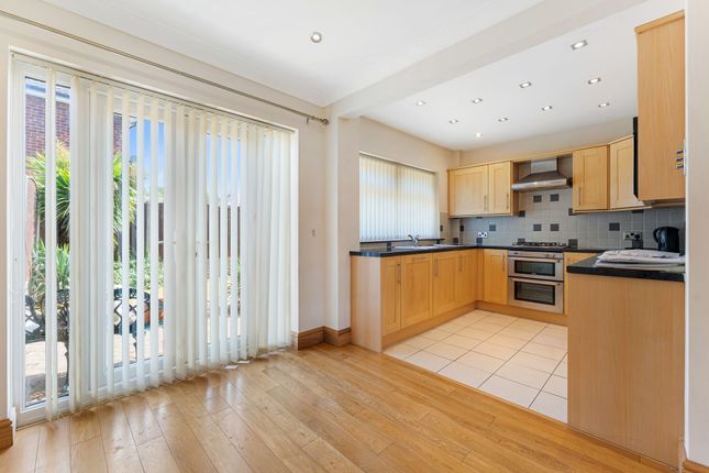 2a Moorfield Road, Widnes photo 4