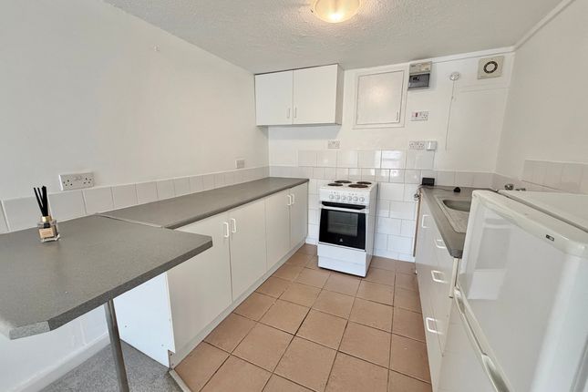 Basement Flat, 37 Parkfield Road, Torquay photo 2