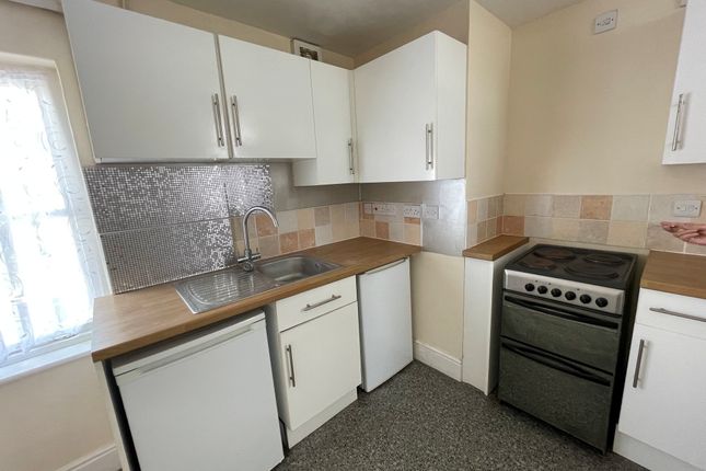 2-bed flat on 3, Shanklin, £800/mo
