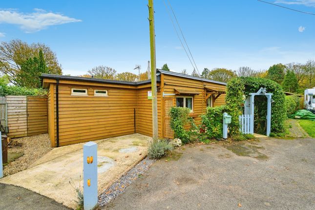 2-bed caravan on 70, Spielplatz, Lye Lane, St. Albans, £325,000