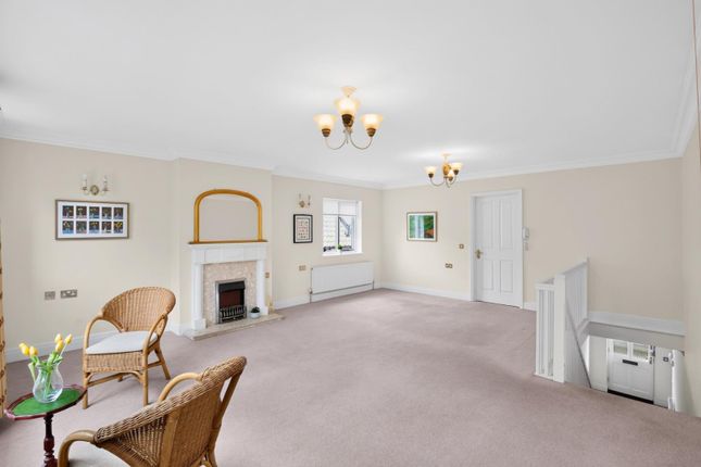 8 West Court, Hollins Hall, Harrogate photo 4