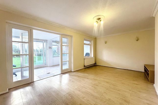 Bracklesham Gardens, Luton photo 4