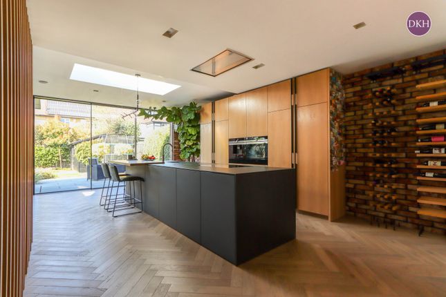 42, Richmond Drive, Watford photo 2