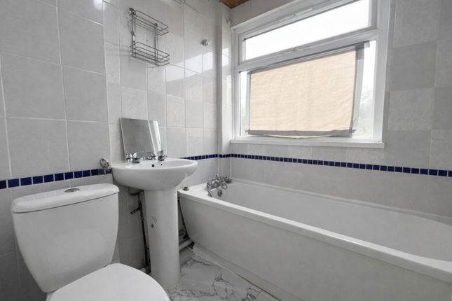 18, Chertsey Close, Luton photo 5