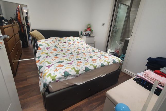 Flat to rent in Bridge Road, Wembley