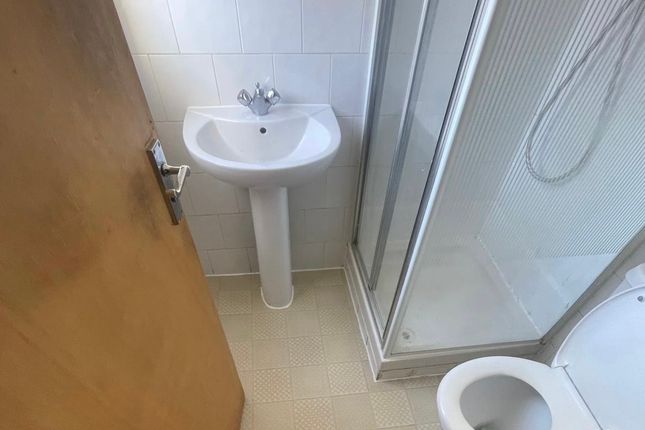 Flat 4, 101, Arcadian Gardens, London photo 4