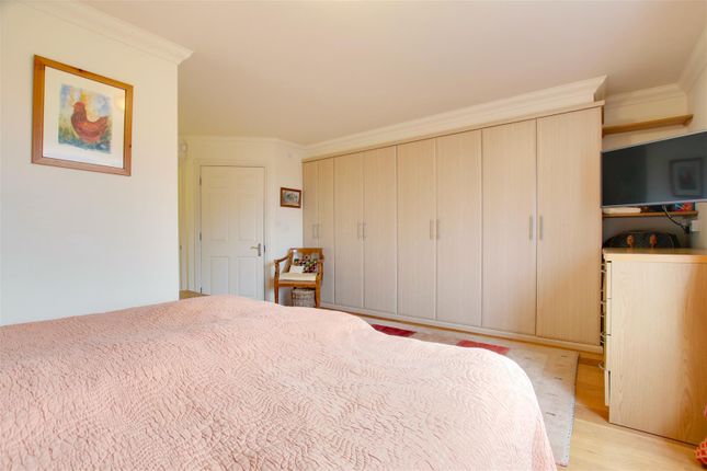 Flat for sale in Elderberry Court, Bycullah Road, Enfield
