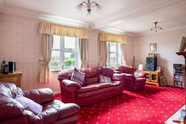 33, Merryfields, Rochester photo 2